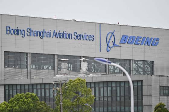 지난 17일 중국 상하이 푸둥 국제공항의 보잉 상하이 항공 서비스 시설. 중국은 미국의 145% 관세 부과 이후 보잉 여객기 인수를 금지시켰다고 월스트리트 저널이 보도한 바 있다. AFP=연합뉴스