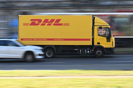지난달 6일 독일 베를린의 한 도로에서 배송업체 DHL 차량이 운행하고 있다. 로이터=연합뉴스