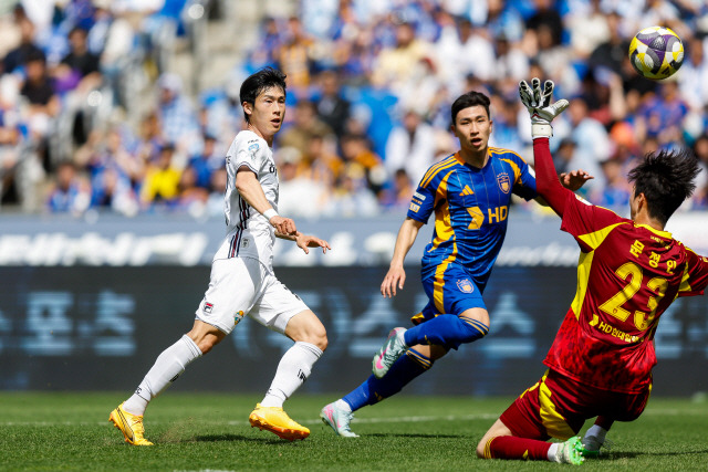 ▲ 지난 19일 울산문수축구경기장에서 2025 하나은행 K리그1 열린 강원FC와 울산HD FC 경기에서 강원FC 김강국(사진 왼쪽) 선수가 슛을 성공시키고 있다.  강원FC 제공