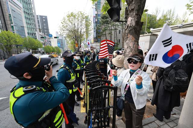 ▲ 윤석열 전 대통령의 내란 우두머리 혐의 사건 두 번째 공판이 열린 21일 서울 서초구 서울중앙지방법원 동문 앞에 윤 전 대통령 지지자들이 모여 있다. 연합뉴스