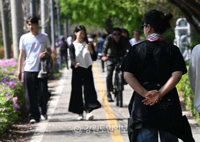 ▲ 강원지역 낮최고 기온이 영상 20도가 넘는 초여름날씨를 보인 21일 춘천 공지천에서 시민들의 반팔차림으로 산책을 하고 있다. 김정호