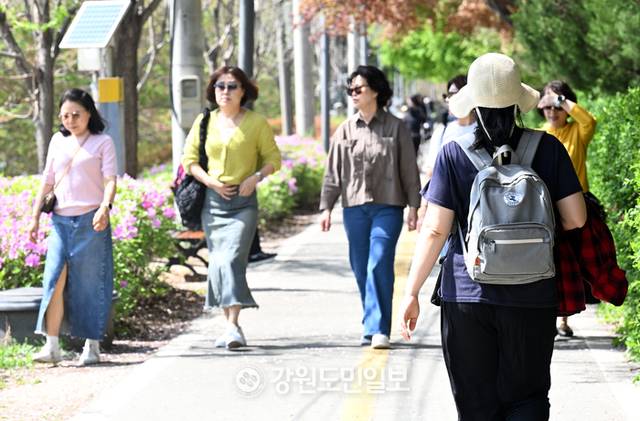 ▲ 강원지역 낮최고 기온이 영상 20도가 넘는 초여름날씨를 보인 21일 춘천 공지천에서 시민들의 반팔차림으로 산책을 하고 있다. 김정호