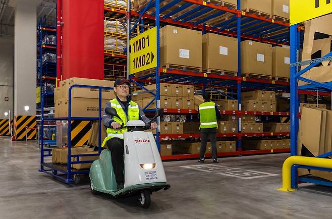 한국도요타자동차 부품물류센터 전동운반 장치 ‘구루루’의 모습./사진=한국도요타