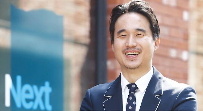 김익환 한세실업 부회장은 “미국 정부의 관세와 리쇼어링 정책에 맞게 최적의 생산 전략을 짜고 있다”고 말했다. 김 부회장이 서울 홍익대 아트앤디자인밸리에서 회사 비전을 설명하고 있다.  김범준 기자