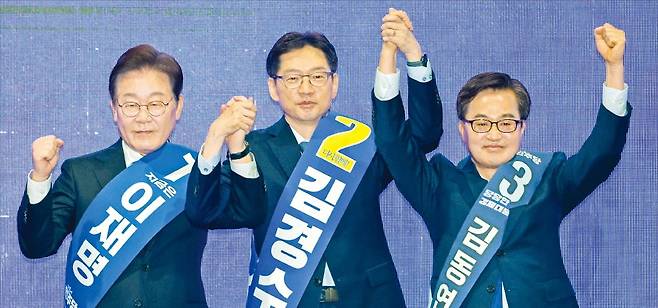 < 싱거운 ‘표심 경쟁’ > 이재명·김경수·김동연 더불어민주당 대선 경선 후보(왼쪽부터)가 20일 울산전시컨벤션센터에서 열린 영남권 합동 연설회에 참석했다. 경선 후보들이 정견 발표를 하기 전 손을 잡고 기념촬영하고 있다.  뉴스1