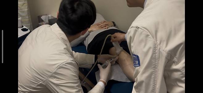 입셀이 개발한 iPSC 유래 관절염 세포치료제 '뮤콘'을 첫 임상환자에게 투여하는 모습. 입셀 제공