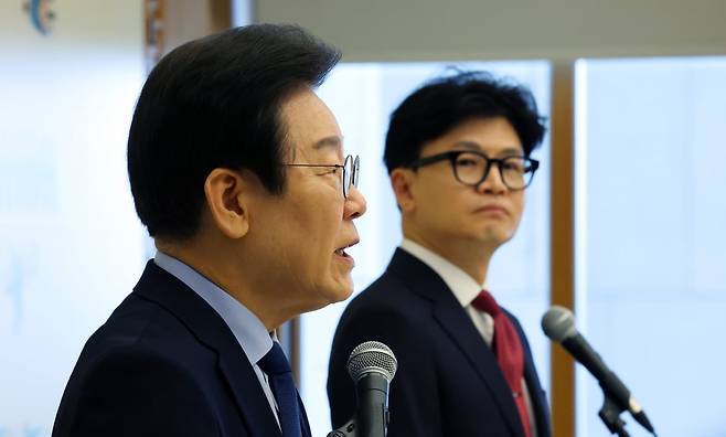 이재명 더불어민주당 대선 경선 후보(왼쪽), 한동훈 국민의힘 대선 경선 후보. / 사진=최혁 기자
