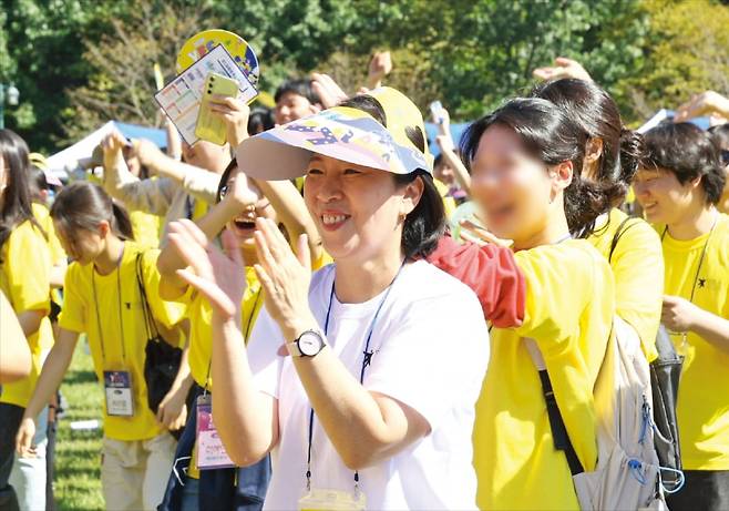 신영숙 여성가족부 차관이 지난해 10월 4일 천안시 국립중앙청소년수련원에서 열린 전국 학교 밖 청소년 축제인  ‘2024 YES! 꿈드림 축제’에 참석해 청소년들과 명랑운동회를 함께 즐기고 있다.   여성가족부 제공