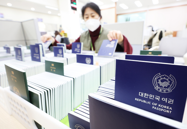 여권에 적힌 영문 이름이 정부의 표준 표기법에 맞지 않는다는 이유로 지자체에서 표기를 거부하는 것은 위법하다는 법원 판단이 나왔다.사진은 한 지자체의 여권민원실에서 직원이 여권을 정리하는 모습이다. 연합뉴스