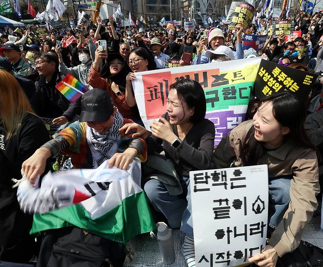 헌법재판소가 전원일치 의견으로 윤석열 대통령을 파면한 지난 4일 서울 종로구 헌법재판소 인근 집회에 참석한 시민들이 환호하고 있다. 서성일 선임기자