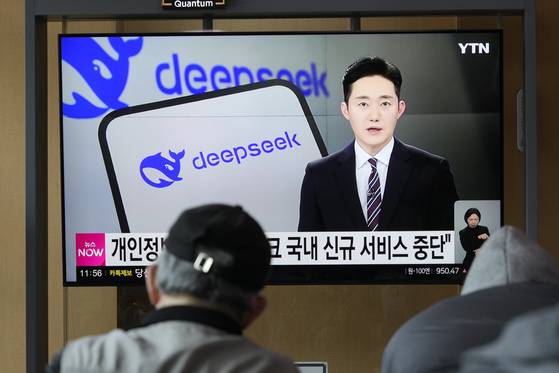 People watch a TV report on DeepSeek, a Chinese artificial intelligence startup, during a news program at Seoul Railway in central Seoul on Feb. 17. [AP/YONHAP]