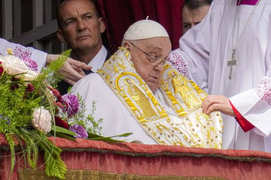 Pope Francis appears on the central lodge of St. Peter's Basilica to bestow the Urbi et Orbi (Latin for to the city and to the world) blessing at the end of the Easter mass presided over by Cardinal Angelo Comastri in St. Peter's Square at the Vatican on April 20. [AP/YONHAP]