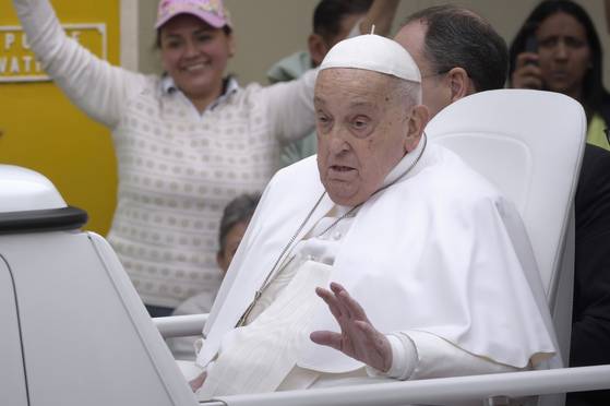 Pope Francis tours St. Peter's Square in his popemobile after bestowing the Urbi et Orbi blessing at the end of the Easter mass in St. Peter's Square at the Vatican on April 20. [UPI/YONHAP]