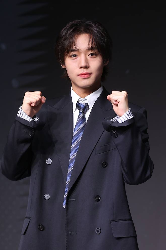 배우 박지훈이 21일 서울 마포구 호텔 나루 엠갤러리에서 열린 넷플릭스 '약한영웅 Class 2' 제작발표회에서 포즈를 취하고 있다. 연합뉴스