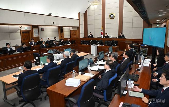 윤석열 전 대통령의 내란 우두머리 혐의 형사재판 2번째 공판이 시작되고 있다.