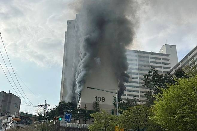 21일 오전 화재가 발생한 서울 관악구 봉천동 21층 규모 아파트. 연합뉴스