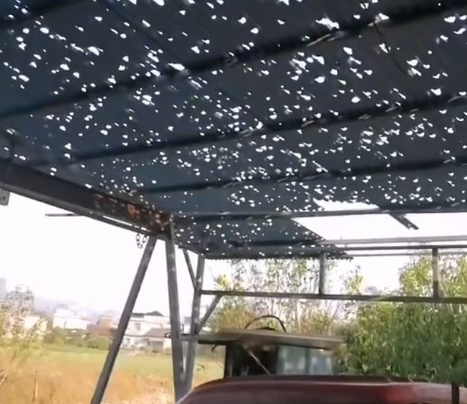 중국 장시성의 한 농가 지붕이 지난 19일 우박으로 파손됐다.  웨이보