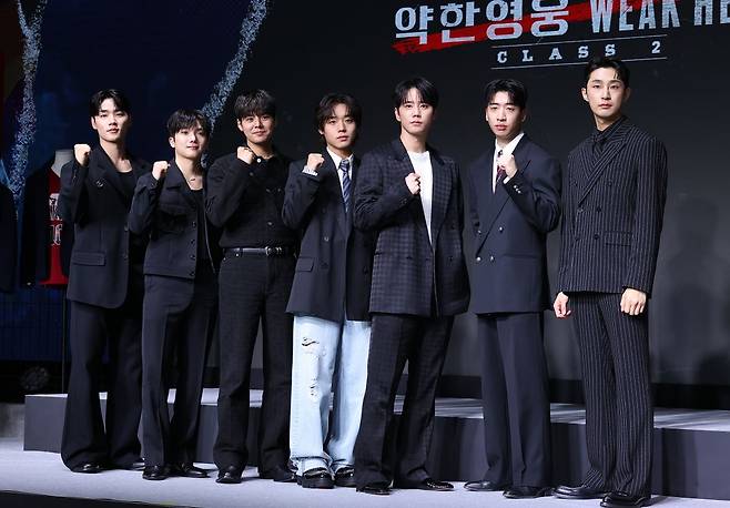 배우 이민재(왼쪽부터), 최민영, 려운, 박지훈, 이준영, 유수빈, 배나라가 21일 서울 마포구 호텔 나루 엠갤러리에서 열린 넷플릭스 '약한영웅 Class 2' 제작발표회에서 포즈를 취하고 있다. 연합뉴스