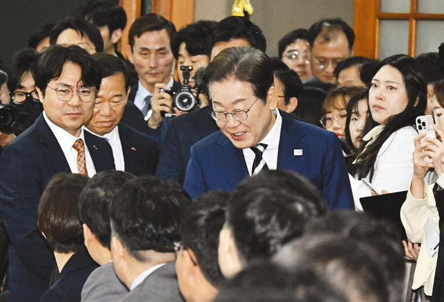 이재명 더불어민주당 대선 경선 후보가 21일 서울 여의도 금융투자협회에서 열린 ‘자본시장 활성화를 위한 정책간담회’에 입장하며 참석자들과 인사하고 있다. 이날 행사에는 국내 주요 증권사 리서치센터장들이 대거 참여했다. 이병주 기자