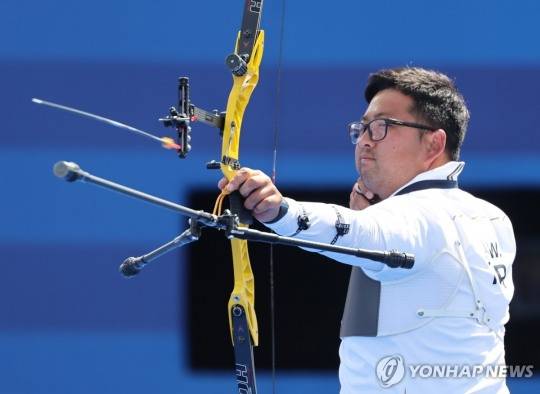 2024 파리 올림픽 남자양궁 3관왕 김우진이 활로 표적을 조준하고 있는 모습. [파리=연합뉴스]