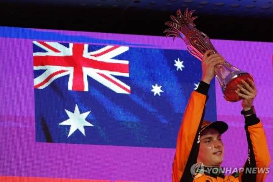 우승 트로피를 들어올리는 오스카 피아스트리