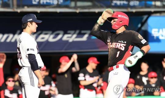 수비 실책 틈 타 홈 밟는 KIA 박찬호(오른쪽)