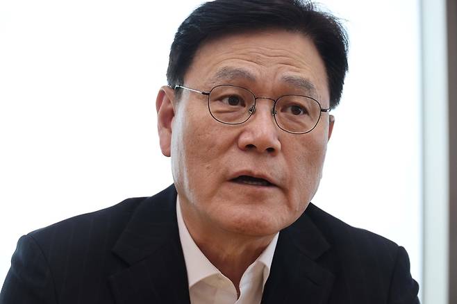 최종구 국제금융협력대사는 트럼프 관세 전쟁의 목적이 타국의 통화가치를 끌어올려 자국의 경상수지를 개선하려는 의도가 있다고 매일경제와의 인터뷰에서 밝혔다. [한주형 기자]