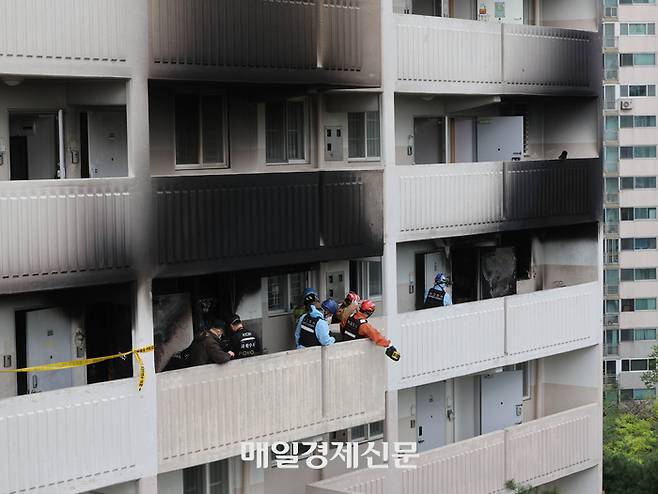21일 서울 관악구 봉천동의 한 아파트에서 불이 나 소방대원 및 과학수사대가 진화작업 후 현장을 확인하고 있다.

소방당국에 따르면 이날 오전 8시 17분 봉천동 소재 21층 규모의 아파트 4층에서 화재가 발생해 신원미상의 남성 1명이 숨지고 4층에서 추락한 70~90대 여성 2명이 전신에 화상을 입는 등 크게 다쳐 병원으로 이송됐다.  2025.4.21[이충우기자]