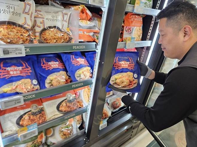 이마트 피코크X영덕붉은대게 콜라보 상품 매대. [사진 = 이마트 제공]