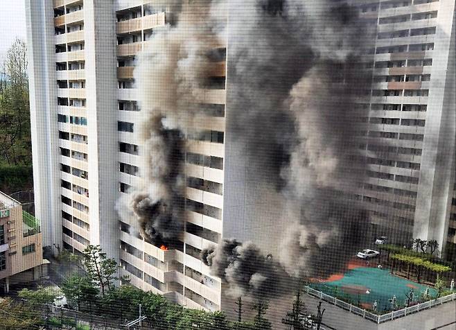 21일 오전 8시 17분께 서울 관악구 봉천동의 한 아파트에서 방화로 인한 불이 나 1명이 사망하고 6명이 다쳤다. 뉴스1