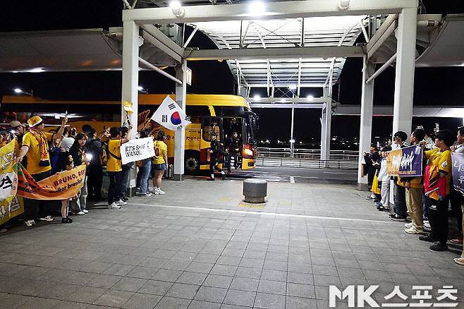4월 20일 오후 8시 30분. 광주 FC 선수단 선발대가 인천공항 제1여객터미널에 도착했다. 수많은 팬이 선수단을 맞이했다. 광주가 팬들과 소통해 일찌감치 마련한 환송식의 시작이었다. 사진=이근승 기자