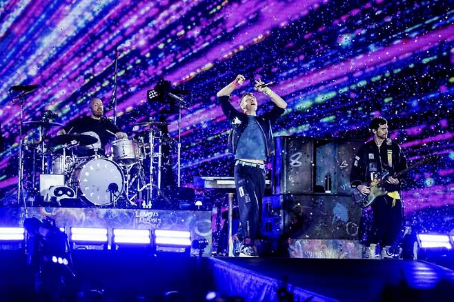 밴드 콜드플레이(크리스 마틴, 존 버클랜드, 윌 챔피언, 가이 베리맨)가 16일 오후 경기 고양시 고양종합운동장에서 진행된 내한 공연 'Coldplay [Music Of The Spheres World Tour]'에서 멋진 무대를 펼치고 있다. /사진제공=라이브네이션코리아 2025.04.17