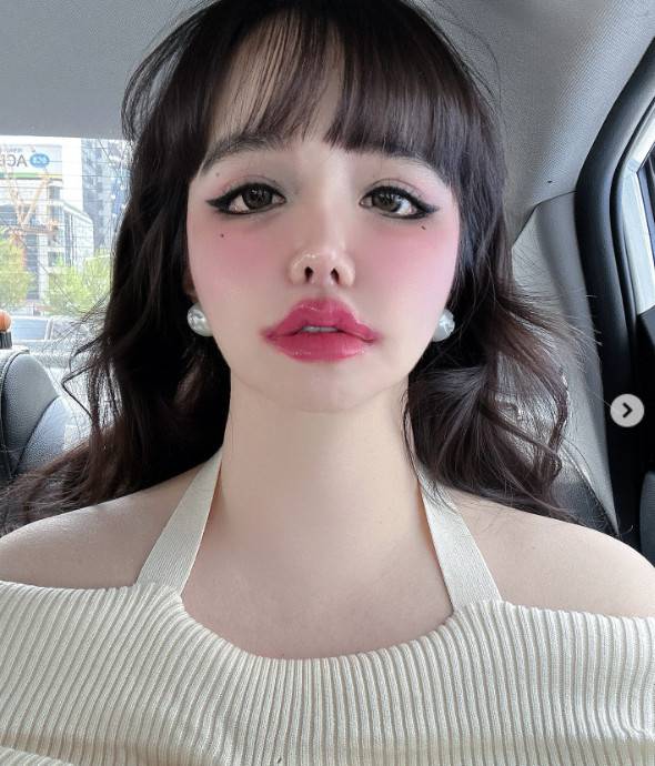 그룹 2NE1 멤버 박봄이 SNS에 "밖에 나들이 다녀오는 중"이라는 글과 함께 본인의 사진을 올렸다. /사진=박봄 SNS