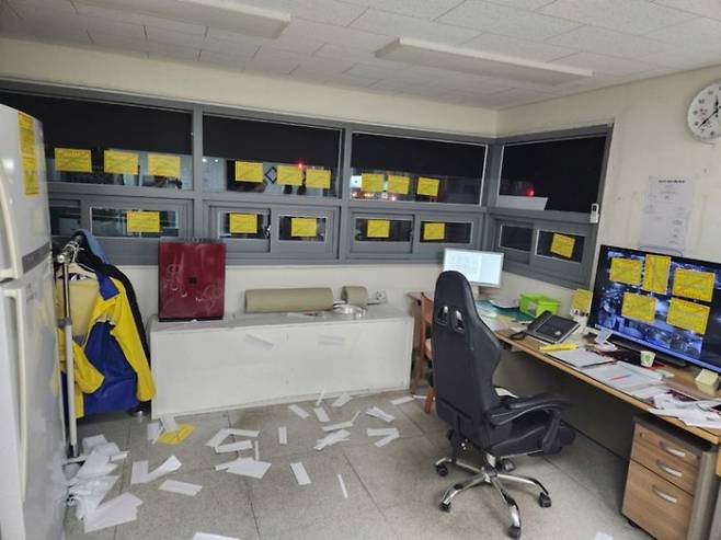 최근 대구 한 아파트에서 자신의 차량에 주차금지 스티커를 붙인 경비원을 대상으로 난동을 부린 입주민의 사연이 알려졌다. 사진은 입주민이 경비실에서 행패를 부린 당시 모습. /사진=온라인 커뮤니티 캡처