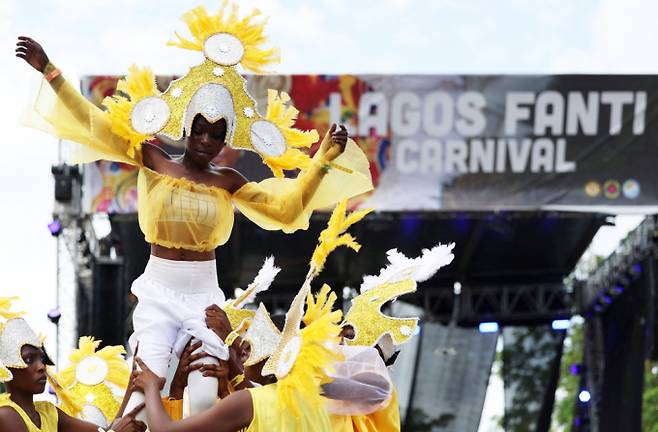 나이지리아와 브라질 유대감을 확인하고 라고스 문화적 위상을 세계에 알리는 '라고스 판티 카니발'이 개최됐다. 사진은 지난 20일(현지시각) 나이지리아 라고스 섬 마리나에서 시민들이 라고스 판티 카니발에 참가한 모습. /사진=로이터