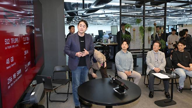 퓨리오사 AI(인공지능) 테마주가 상한가다. 사진은 제21대 대통령 선거 출마를 선언한 이재명 더불어민주당 전 대표가 지난 14일 서울 강남구 퓨리오사AI에서 백준호 퓨리오사AI 대표의 기술 소개를 듣는 모습. /사진=뉴시스