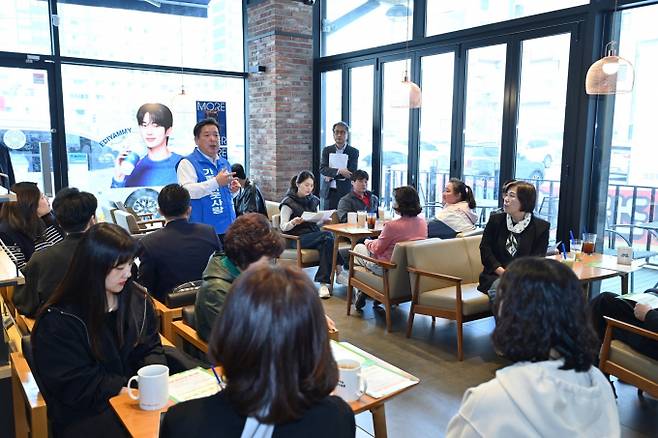 김병내 광주시 남구청장이 21일 효천1지구 한 상점가를 방문해 소상공인들과 간담회를 진행하고 있다./사진=광주 남구청