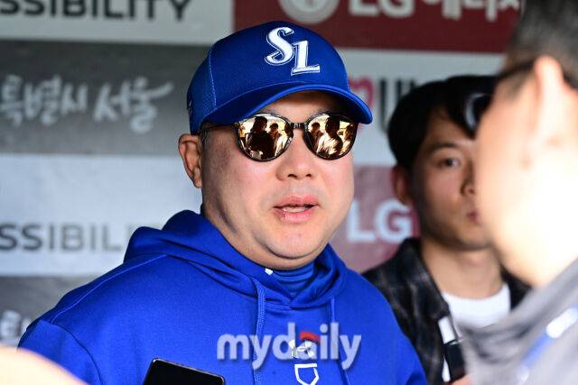 16일 서울 잠실야구장에서 열린 '2025 신한 SOL BANK KBO리그' 삼성 라이온즈와 LG 트윈스 경기. 삼성 박진만 감독이 인터뷰를 하고 있다./마이데일리
