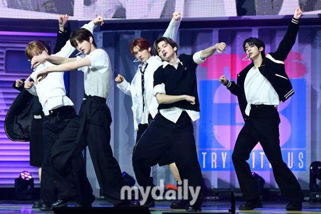 2025년 4월 21일 오후 용산구 블루스퀘어에서 진해된 그룹 TWS 미니 3집 'TRY WITH US' 미디어 쇼케이스에서 멤버들이 무대를 선보이고 있다. / 곽경훈 기자 (kphoto@mydaily.co.kr)