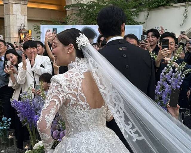 에일리와 최시훈이 결혼식 하객들과 인사를 나누고 있다. / 고원희 SNS 캡처