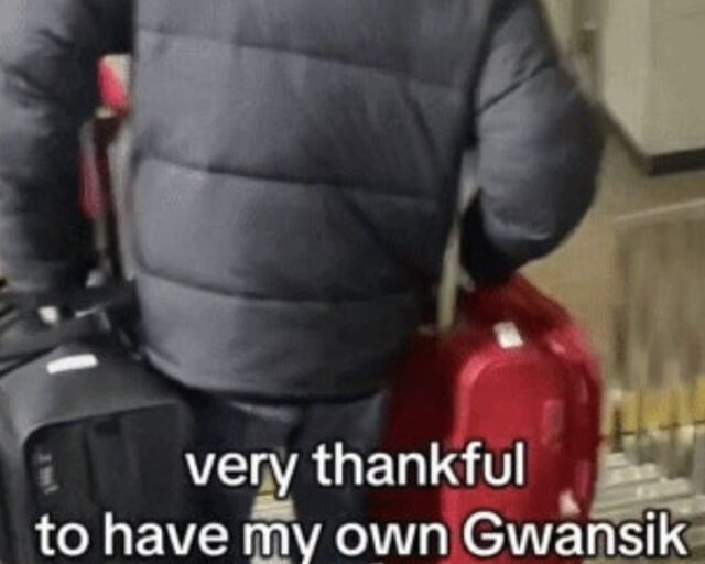 한 네티즌이 짐을 들어주는 남편을 찍은 뒤 'my own Gwansik'이라는 문구를 썼다. / 온라인 커뮤니티 캡처