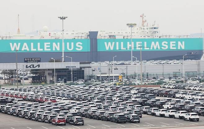 지난 9일 경기도 평택항에서 수출 대기 중인 자동차들이 주차돼 있다. [연합]
