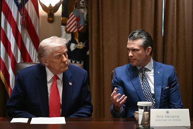 피트 헤그세스 미 국방장관이 지난 10일(현지시간) 백악관에서 도널드 트럼프 대통령과 이야기하고 있다. [AFP]