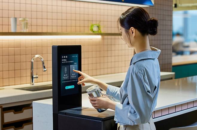 LG전자가 B2B 신사업으로 육성 중인 텀블러 세척기 ‘마이컵(MyCup)’을 출시하며 B2B 사업 영역을 확대한다. 사진은 LG전자 모델이 마이컵으로 텀블러를 세척하는 모습. [LG전자 제공]