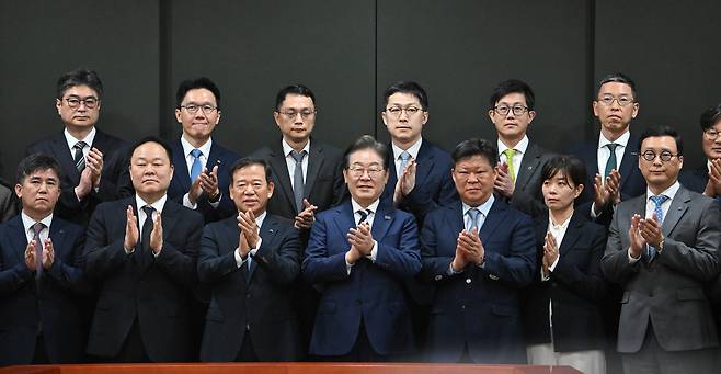 이재명(앞줄 가운데) 더불어민주당 대선 예비후보가 21일 오전 서울 여의도 금융투자협회에서 열린 자본시장 활성화를 위한 정책간담회에서 참석자들과 기념촬영을 하고 있다.  임세준 기자