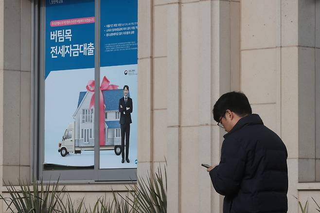 기준금리 인하 기조에 예비 차주들의 고민이 깊어지고 있다. 전문가들은 아직 변동금리보다는 고정금리가 유리하다고 입을 모은다. 사진은 서울 시내 은행 모습  [연합]