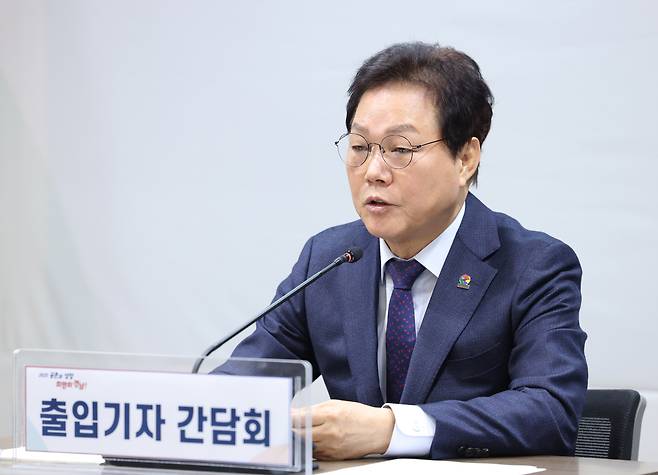 박완수 경남도지사가 21일 오전 도정회의실에서 출입기자 간담회를 갖고 있다.[경남도 제공]