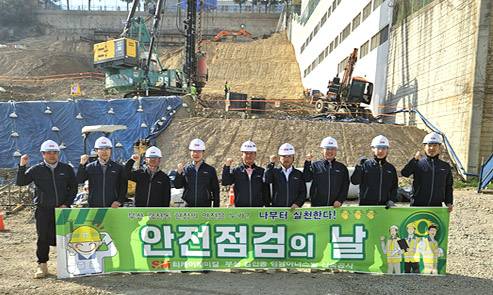 [SM그룹 티케이케미칼 이동수 대표(앞줄 가운데)와 임직원들이 공사현장을 찾아 안전점검을 실시하고 파이팅을 외치고 있다.]