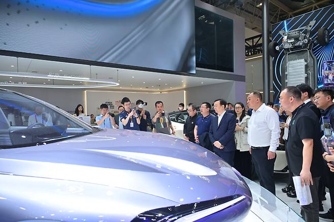 지난해 4월 중국 베이징에서 열린 2024 베이징 국제 자동차 전시회(Auto China 2024)에 왕촨푸 BYD 회장이 참석한 모습. [게티이미지뱅크]