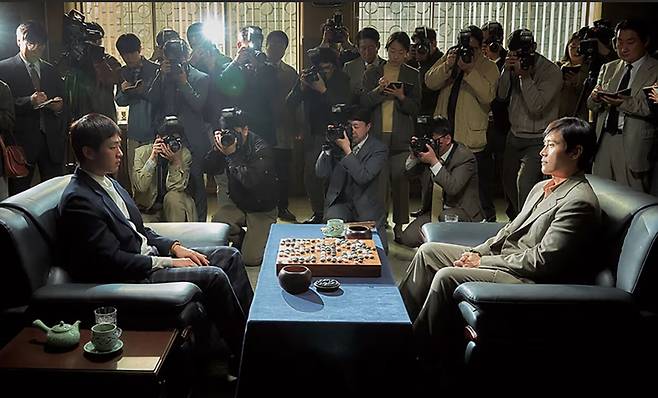 영화 ‘승부’에서 이창호(유아인)와 조훈현(이병헌)